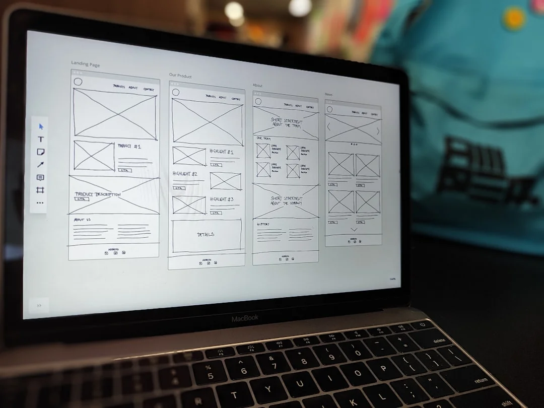 Tablette et smartphone modernes affichant du contenu web sur une surface réfléchissante, mettant en avant la technologie et la connectivité.